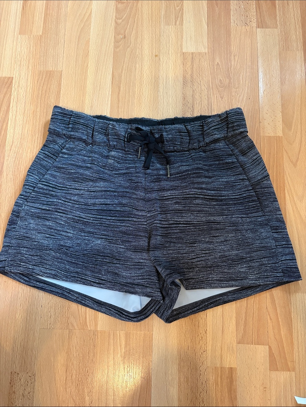Lululemon On the Fly black and white shorts size 6